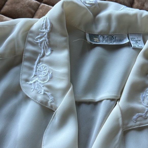 La Blouse Cream Button Down - Picture 2 of 3
